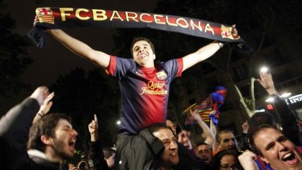 Hinchas de FC Barcelona celebraron el título en la plaza de Canaletas