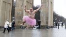 Hombre lució tutú rosa para concientizar sobre el cáncer en Alemania