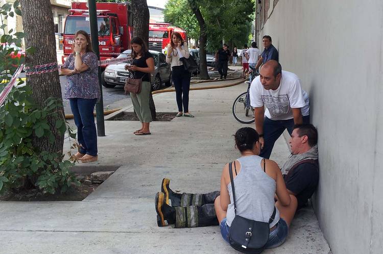 Nueve Muertos Deja Incendio Y Derrumbe En Argentina Cooperativa Cl