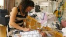 Mujer dio a luz gemelos idénticos nacidos con 24 días de diferencia