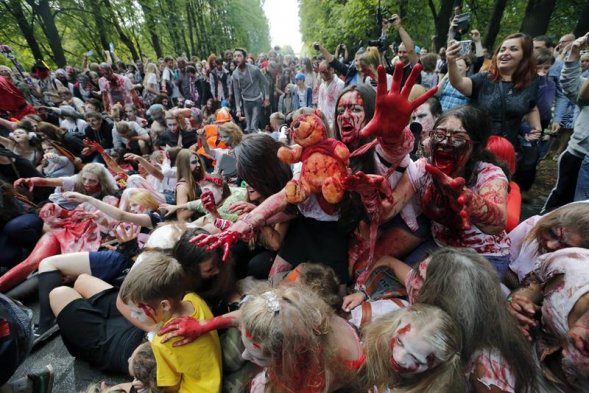 [Fotos] Zombies se tomaron las calles de Rusia y Suecia - Cooperativa.cl