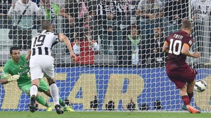 Francesco Totti igualó el marcador frente a Juventus con un penal