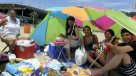 Visitantes esperan en playa de Caleta Portales espectáculo de Año Nuevo en el Mar