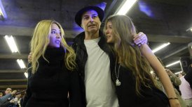 Ella Baila Sola y un integrante de Amistades Peligrosas en una presentación en el Metro de Santiago.