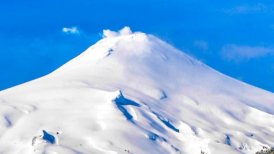 "Están alterados algunos parámetros y en la noche probablemente se ve incandescencia en el volcán", indicó.