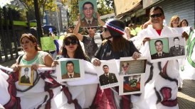 Los manifestantes marcharon desde la plaza Baquedano hasta la dirección general de la institución, ubicada en el centro de la capital.