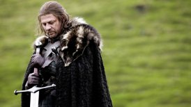 "Ned Stark" (interpretado por Sean Bean) es uno de los personajes principales en la primera temporada de la serie.