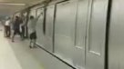 Pasajeros captaron el momento en que un grupo de encapuchados pintaba un tren del Metro
