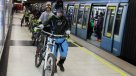 Pasajeros viajan con sus bicicletas en el Metro de Santiago
