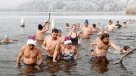 Año Nuevo: Suizos esperan el 2017 nadando en frías aguas de un lago
