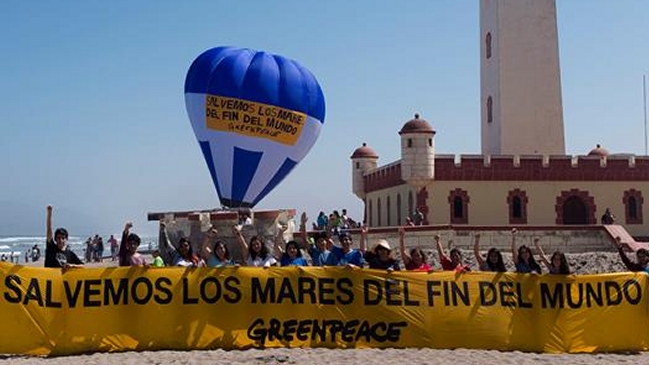  Greenpeace recorrerá Chile para frenar avance de salmoneras  