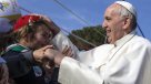 El papa Francisco compartió con niños durante su visita a una parroquia romana