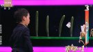 Niño sorprende en China cortando frutas con naipes