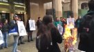 Estudiantes quemaron ataúd en protesta contra el CAE frente a BancoEstado