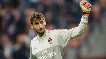 Hinchas de AC Milan le tiraron "dólares" al joven Gianluigi Donnarumma