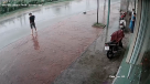 Orinador exhibicionista recibió su merecido bajo una apacible lluvia