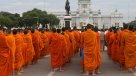 Monjes budistas participan de celebración del cumpleaños del rey tailandés