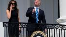 Trump miró el eclipse solar con y sin lentes especiales