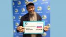 Hombre casi pierde premio de 24 millones de dólares por no revisar boleto de lotería