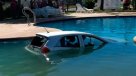 Conductora se confundió y terminó con su auto dentro de una piscina