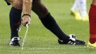Creadores del spray que usan árbitros realizaron millonaria demanda contra FIFA