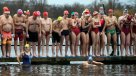 Londres: La tradicional jornada navideña de nado en las frías aguas del lago Serpentine