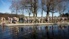 Suiza: Cientos de personas despidieron el año con chapuzón en un lago helado
