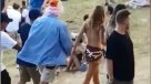 Mujer en topless golpeó a hombre que la manoseó en festival