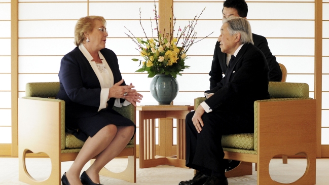  Bachelet se reunió con emperador de Japón  