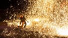 China: Un pueblo lanza hierro fundido para crear destellos parecidos a fuegos artificiales