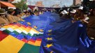 ¿Un adelanto? Evo Morales mostró parte de la bandera que desplegará previo a La Haya