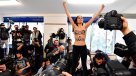 Activista Femen interrumpe a Berlusconi durante su votación