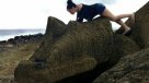 Joven multada por fotografiarse sobre moai: \
