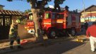 Villa Alemana: Carro de bomberos chocó con un auto y dañó un local comercial