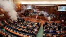 Oposición ultranacionalista de Kosovo lanza gas lacrimógeno en el parlamento