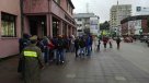 Inmigrantes amanecieron bajo la lluvia a la espera de atención en la Gobernación de Llanquihue