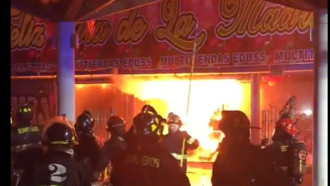 Incendio afecta a locales comerciales en el centro de Antofagasta