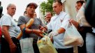 Regalan cinco toneladas de pan en Buenos Aires en rechazo a alza de tarifas