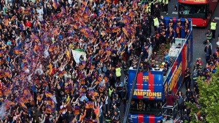 El plantel de FC Barcelona celebró el título en las calles de Cataluña