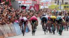 Elia Viviani firmó el doblete en la tercera etapa del Giro de Italia y Dennis sigue líder