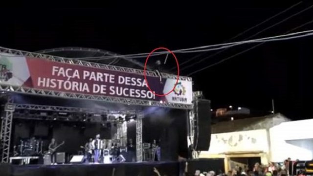 Video Hombre Muri Electrocutado Durante Un Concierto Al Agarrar