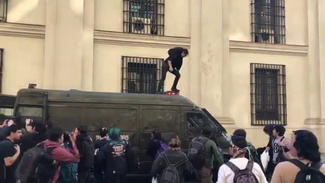 Video Los Incidentes En La Moneda Que Terminaron Con Un Carabinero