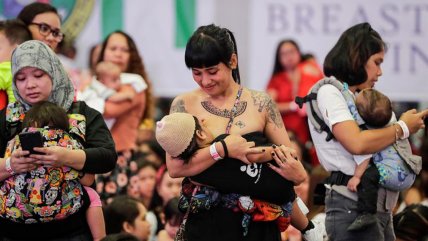   Más de 2.000 madres filipinas reivindicaron su derecho a amamantar en público 
