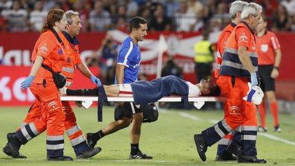 Jugador de Sevilla sufrió una espeluznante lesión en un codo tras una mala caída