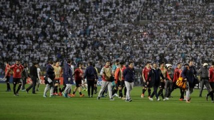 Los fuertes incidentes por los que Julio Bascuñán debió suspender el Santos-Independiente