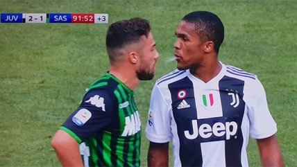 El descontrol de Douglas Costa: Golpeó y escupió a rivales en duelo de Juventus ante Sassuolo