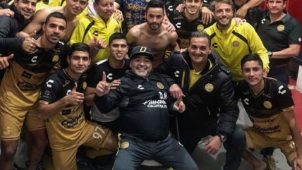 ¡Con bastón y todo! Maradona cantó y bailó en el camarín tras triunfo de Dorados de Sinaloa
