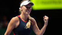 Caroline Wozniacki venció a Petra Kvitova y mantuvo su opción en Singapur