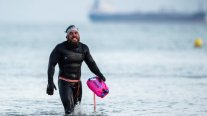Un hombre rodeó Gran Bretaña a nado por primera vez en la historia