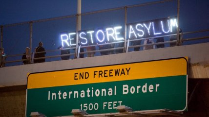  EEUU: Iluminan pasarela fronteriza con México para protestar  